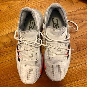 Men’s Steph Curry Under Armour shoes. 9.5